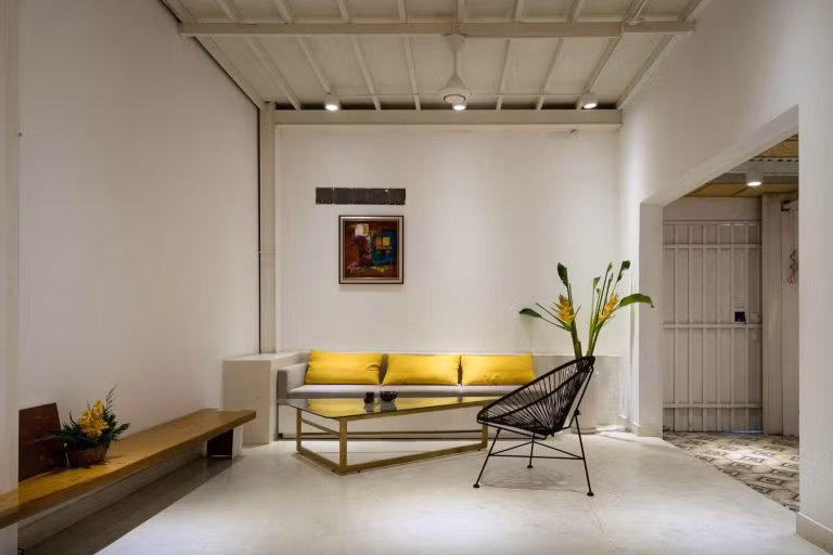 Các kiến trúc sư của G+architects đã cải tạo K. House ra một không gian mở để giúp ngôi nhà trông luôn rộng rãi và thoáng mát.