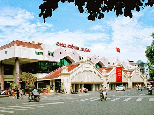 Trả lời báo Pháp Luật TP HCM vào chiều 10/10, ông Đỗ Xuân Thủy, Tổng Giám đốc Công ty Cổ phần Đồng Xuân, cho hay đề xuất xây lại chợ mới chỉ là thông tin từ cuộc họp giữa lãnh đạo Thành ủy Hà Nội với quận Hoàn Kiếm. Ông Thủy khẳng định không có chủ trương về việc xây lại chợ Đồng Xuân để bà con yên tâm kinh doanh. Ảnh: Pháp Luật TP HCM.