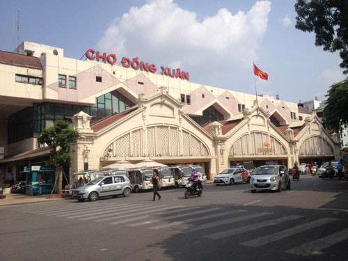 Khi nghe thông tin lãnh đạo quận Hoàn Kiếm đề xuất xây mới chợ Đồng Xuân trên nền chợ cũ, nhiều tiểu thương ở chọ đều bất ngờ và hoang mang. Họ đã kéo lên gặp ban lãnh đạo Công ty Cổ phần Đồng Xuân (đơn vị quản lý chợ) thì được cam đoan “chợ sẽ không được xây lại”. Ảnh: Người lao động.