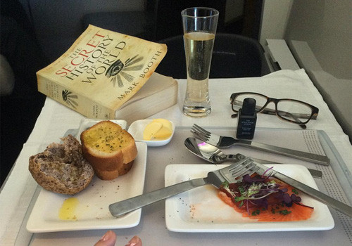 3. Trên khoang hạng thương gia của hãng Air New Zealand, hành khách có thể nếm thử các món ăn nhẹ như cá hồi hun khói gravadlax với củ cải đường.