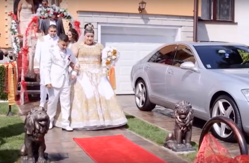 Một vị khách tới dự đám cưới cho biết: "Lễ cưới kéo dài trong 4 ngày, với chi phí khoảng 35.000 euro (tương đương hơn 865 triệu đồng)".