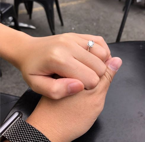 Sau thời gian dài kín tiếng về chuyện tình cảm, á hậu Kiều Khanh gây bất ngờ khi chia sẻ hình ảnh bàn tay đeo nhẫn kim cương người yêu tặng và viết "Anh yêu, tất nhiên em đồng ý" trên trang cá nhân. Người đẹp cũng lần đầu hé lộ hình ảnh và danh tính của vị hôn phu. Ảnh: FBCN.