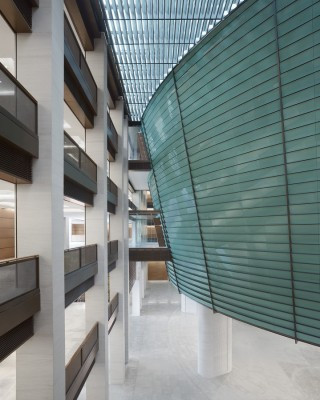 Tòa nhà Quốc hội có kiến trúc mang biểu tượng “Trời tròn Đất vuông” cao 39 mét, gồm 2 tầng hầm và 5 tầng nổi, trên diện tích sàn hơn 60.000 m2. Với tính chất công trình quan trọng bậc nhất của quốc gia, hình ảnh Nhà quốc hội toát lên vẻ bề thế, nghiêm trang của cơ quan quyền lực cao nhất này.