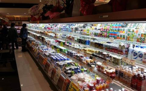 Tokyo Mart có bán rất nhiều loại thực phẩm, hàng hóa có nguồn gốc từ Nhật Bản, được tuyển chọn kỹ lưỡng. Tuy nhiên, không gian nơi đây không được rộng rãi và không có chỗ để ngồi nghỉ ngơi như các siêu thị tiện lợi khác tại Việt Nam. Ảnh: Foody.