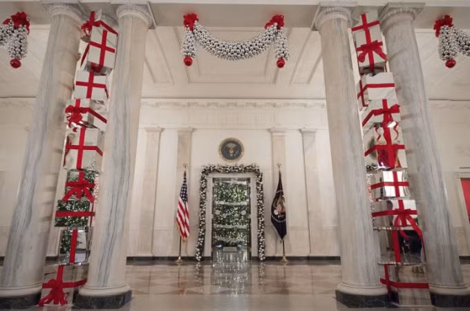 Giáng sinh là một trong những ngày lễ quan trọng nhất ở Mỹ. Không khí Noel đang tràn ngập khắp nơi ở và làm việc của Tổng thống Barack Obama với hình ảnh cây thông lộng lẫy, người tuyết, đèn trang trí, nhà bánh gừng...