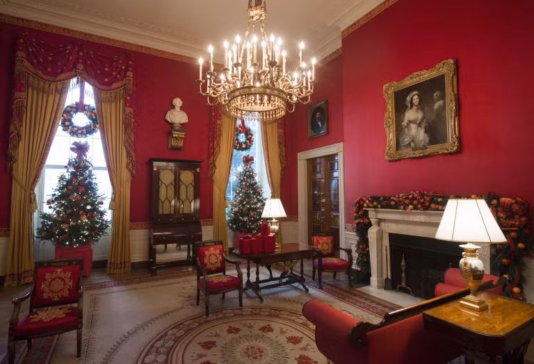 Phòng Đỏ được trang trí bằng một cây thông Noel nhỏ đặt gần cửa sổ. Đây là nơi các Đệ nhất Phu nhân sử dụng để tiếp khách.