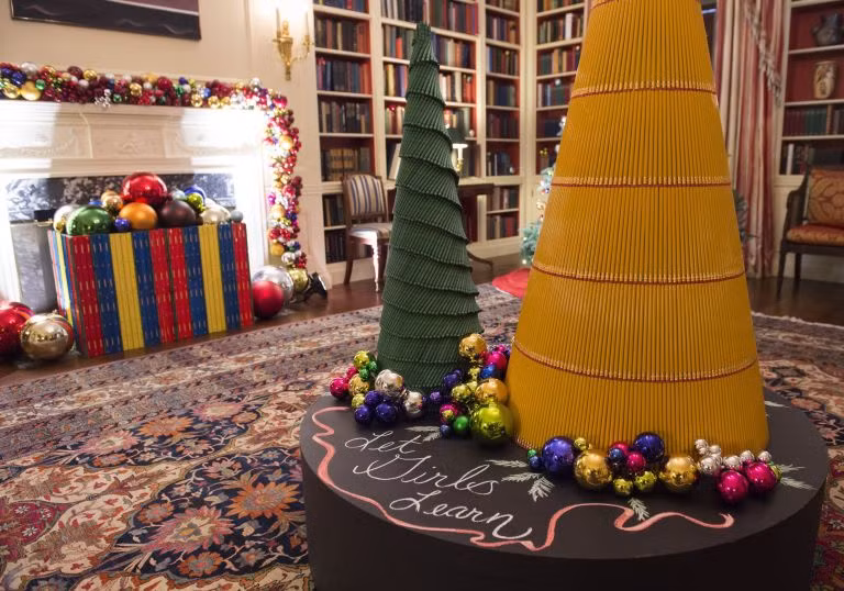 Chủ đề giáo dục bao trùm thư viện ở Nhà Trắng với nhiều quả bóng, cuốn sách đủ màu sắc. Các cây trang trí được đính nhiều mảnh giấy mang dòng chữ "cô gái" bằng 12 ngôn ngữ khác nhau. Đây là sáng kiến của Đệ nhất phu nhân cùng khẩu hiệu "Hãy để trẻ em nữ được đến trường" nhằm khuyến khích các quốc gia phổ cập giáo dục toàn diện cho nữ sinh trên toàn thế giới.