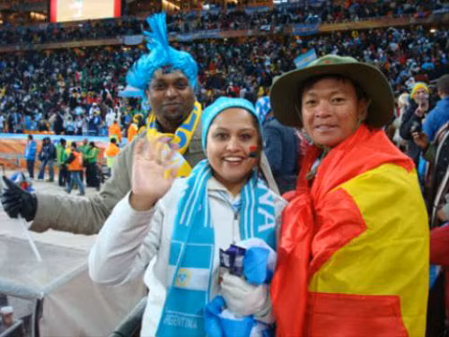 Tại đất Nam Phi, Hoàn đã khiến những người dân bản địa mắt tròn mắt dẹt khi quyết định bỏ ra 5.000USD thuê hẳn một chiếc trực thăng để xem World Cup từ trên cao trong vài chục phút. Đến Brazil, Hoàn cũng bỏ ra vài ngàn USD để “bay” trên bầu trời Brazil. Tuy nhiên, do quy định của BTC cấm bay trên nóc sân vận động vì lý do an ninh nên Hoàn cũng chỉ có thể “lượn vài vòng”. Ảnh: Internet.