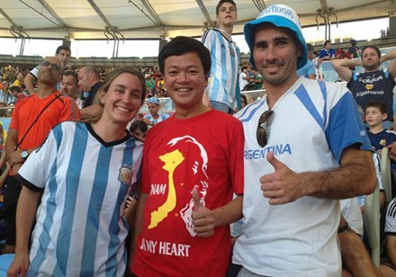 Thuê trực thăng xem World Cup: Đó là đại gia Trần Văn Hoàn (Hoàn “say”), được biết đến là một doanh nhân tại thành phố Hải Phòng. Từ năm 2002, khi World Cup tổ chức ở Hàn Quốc và Nhật Bản, Hoàn “say” đã ấp ủ kế hoạch cực tốn kém của mình: Sẽ tham dự đủ …10 World Cup, dù tổ chức ở đâu. Cho đến nay, Trần Văn Hoàn đã dự 4 World Cup, từ Hàn Quốc - Nhật Bản năm 2002, Đức 2006, Nam Phi năm 2010 và 2014 là Brazil. Ảnh: Lao Động.