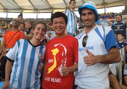 Thuê trực thăng xem World Cup: Đó là đại gia Trần Văn Hoàn (Hoàn “say”), được biết đến là một doanh nhân tại thành phố Hải Phòng. Từ năm 2002, khi World Cup tổ chức ở Hàn Quốc và Nhật Bản, Hoàn “say” đã ấp ủ kế hoạch cực tốn kém của mình: Sẽ tham dự đủ …10 World Cup, dù tổ chức ở đâu. Cho đến nay, Trần Văn Hoàn đã dự 4 World Cup, từ Hàn Quốc - Nhật Bản năm 2002, Đức 2006, Nam Phi năm 2010 và 2014 là Brazil. Ảnh: Lao Động.