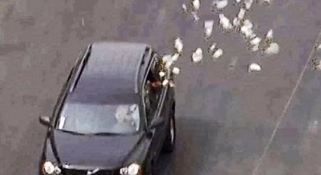 Không chỉ khoe nhà, khoe xe, tiêu tiền gây choáng, nhiều đại gia Việt rải tiền khắp đường để gây "sốc". Năm 2015, tại Trà Vinh, Sài Gòn... từng có không ít "đại gia" ném tiền ra đường, lái xe đi rải tiền để cầu may, gây sự chú ý. Tuy nhiên, cách làm quái gở này không gây được thiện cảm ở nhiều người.