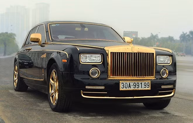 Mạ vàng siêu xe sang Rolls-Royce đón Tết: Dịp Tết năm 2016, chủ nhân của chiếc xe siêu sang Rolls-Royce đã đổi biển số mới, mạ vàng thêm đường viền dọc thân xe, viền đèn... cùng nhiều chi tiết nội thất. Chiếc xe siêu sang Rolls-Royce Phantom mạ vàng, gắn rồng nổi thuộc sở hữu của một đại gia kinh doanh bất động sản ở Hà Nội.