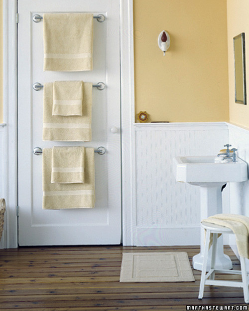 Lắp đặt thanh treo trên cửa: Vì phòng tắm thường có diện tích tương đối nhỏ nên thật khó để lưu trữ đồ dùng ngăn nắp. Do đó, bạn có thể thiết kế thêm những thanh treo khăn tắm, khăn mặt ngay trên cánh cửa để thuận tiện sử dụng, đồng thời tiết kiệm được không gian cho những phòng tắm nhỏ hẹp.