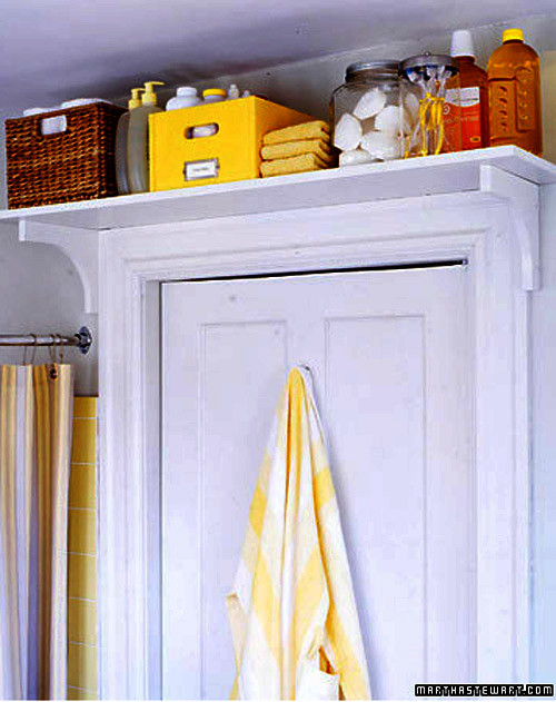 Lắp thêm kệ mở phía trên cửa phòng tắm: Bạn thậm chí có thể lắp đặt một chiếc kệ mở phía trên cửa phòng tắm để tạo thêm không gian lưu trữ. Vị trí này thích hợp cất giữ những đồ dùng không thường xuyên dùng tới hàng ngày nhưng vẫn dễ dàng tiếp cận mỗi khi cần đến. Nguồn ảnh: Internet.