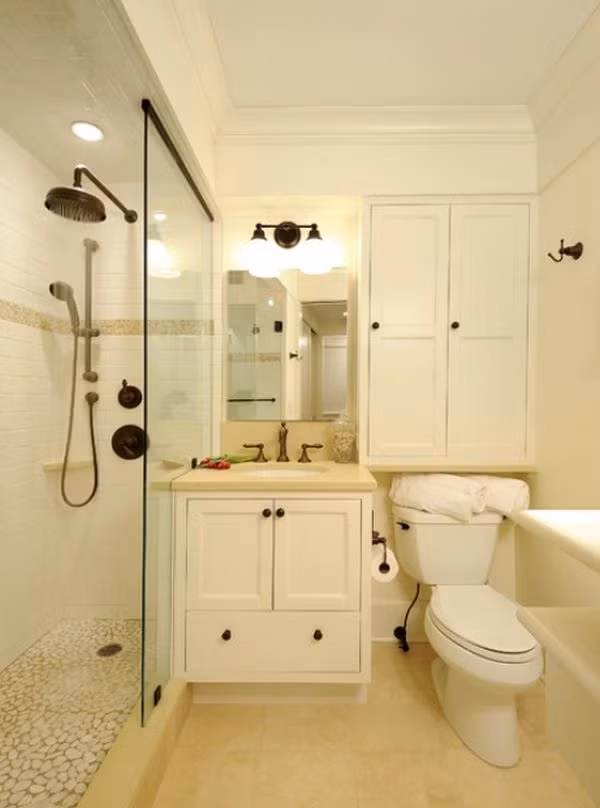 Chọn màu sắc tường phù hợp: Bạn nên sử dụng những gam màu sơn sáng cho phòng tắm nhỏ. Màu sơn sáng có khả năng đánh lừa thị giác tạo cho nhà tắm vẻ rộng rãi hơn nhiều.