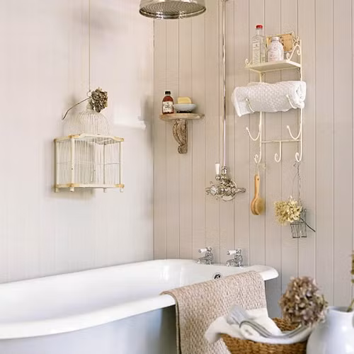 Thiết kế kệ phòng tắm sáng tạo: Hiện nay, trên thị trường có bán rất nhiều kệ lưu trữ phòng tắm sáng tạo, phù hợp với mọi điều kiện không gian cũng như sở thích của người tiêu dùng. Trường hợp không muốn tốn thời gian thiết kế tủ/kệ đồ phức tạp, bạn nên tìm mua các loại tủ, giá treo bán sẵn rất tiện lợi.