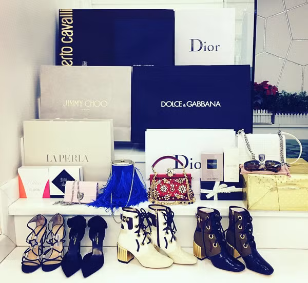 Trong một chia sẻ gần đây, người đẹp sinh năm 1989 khoe loạt giày dép và túi xách hàng hiệu cô sắm từ các nhà mốt danh tiếng như Dolce &amp; Gabbana, Roberto Cavalli, Saint Laurent, Jimmy Choo.