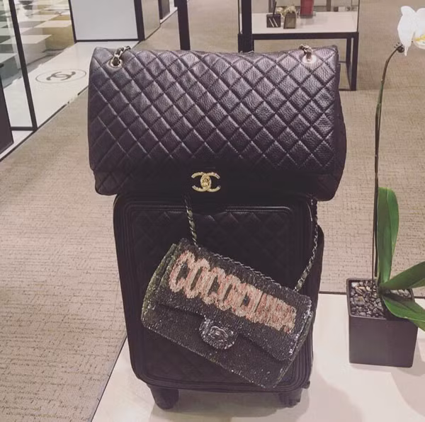 Người đẹp khoe chiếc túi hiệu Chanel bản lớn 14.000 USD cùng túi 2.55 đính sequin lấp lánh, cũng có giá hàng trăm triệu đồng.