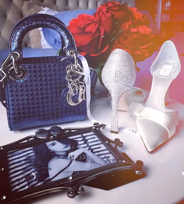 Thêm một chiếc túi Lady Dior mini và đôi giày điệu đà cùng hãng trong bộ sưu tập hàng hiệu của Ngọc Trinh.