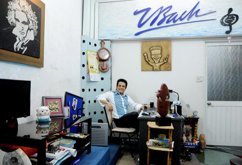 Nhà của MC Thanh Bạch: Thanh Bạch được biết đến với phong cách dẫn hài hước, sôi nổi và khả năng hoạt náo trên sân khấu. Ngôi nhà của MC Thanh Bạch nằm trên đường Huỳnh Văn Bánh, TP HCM. Ngôi nhà không hoành tráng nhưng có nét riêng biệt, ghi dấu ấn riêng của chủ nhà. Ảnh: Gia Đình Việt Nam.