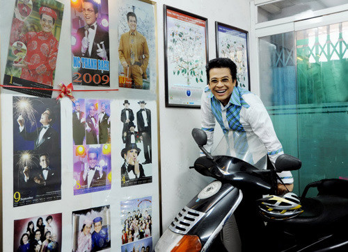 Phòng khách ở tầng một vừa là nơi Thanh Bạch tiếp khách, vừa là nơi anh làm việc. Một khoảng tường riêng ở phòng khách dùng để treo những tấm poster, lịch in hình chính nam MC. Ảnh: Gia Đình Việt Nam.