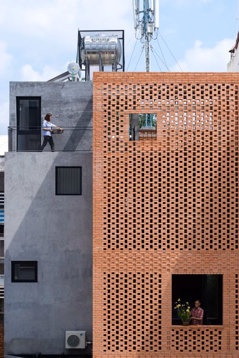 Bức tường gạch thô ở mặt tiền không chỉ tạo tính thẩm mỹ cho ngôi nhà mà còn giúp không gian bên trong luôn nhận được thông gió và ánh sáng tự nhiên.