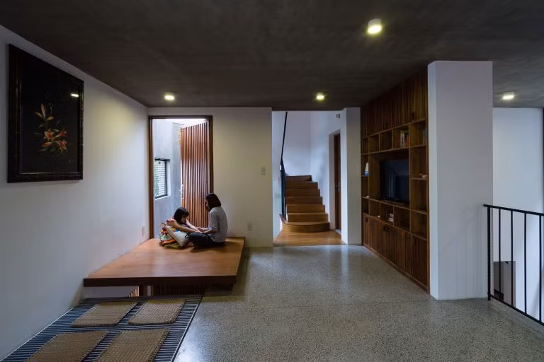 Đa phần nội thất trong nhà là đồ gỗ mộc mạc.