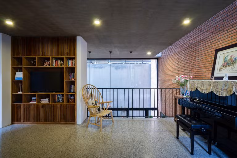 Bức tường gạch thô mang đến cảm giác thanh bình.