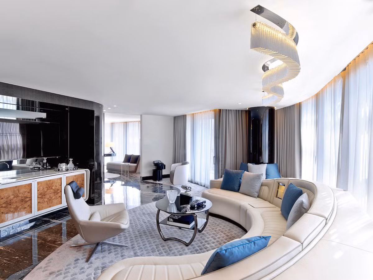 Căn phòng đặc biệt này được thiết kế bởi kiến trúc sư Thổ Nhĩ Kỳ Emre Arolat theo phong cách nghệ thuật đương đại Art Deco.