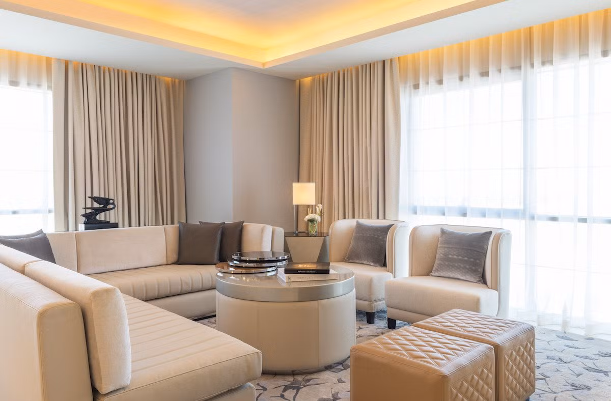 Phòng khách rộng lớn với những chiếc đồng hồ Breitling chỉnh theo 5 múi giờ khác nhau.