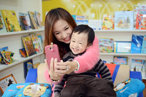 Dù con đường sự nghiệp khá thuận lợi nhưng Vân Hugo lại gặp trắc trở trong cuộc sống riêng. Làm mẹ đơn thân đã vất vả, cô còn phải đồng hành cùng con trai trong cuộc chiến với căn bệnh sang chấn tâm lý của con. Ảnh: Tinmoi.