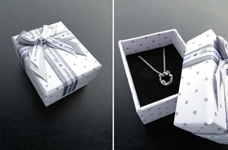 Quà tặng Giáng sinh ý nghĩa cho bạn gái: Không nhất thiết phải là một món đồ xa xỉ, đắt tiền, tùy theo tình hình tài chính, bạn hoàn toàn có thể tự lựa chọn một món đồ trang sức cho bạn gái với mức giá dưới 500.000 đồng. Có thể chọn một đôi bông tai, dây chuyền hay nhẫn đều phù hợp.