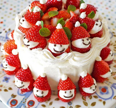 Những chiếc bánh ngọt ngào: Trẻ nhỏ rất thích đồ ngọt nên những chiếc bánh vị kem chocolate chắc chắc sẽ làm trẻ thích thú. Đặc biệt hơn, chúng ta có thể chọn những chiếc bánh có hình cây thông hay hình ông già Noel, đàn tuần lộc… là những hình ảnh không thể thiếu trong mùa Giáng sinh. Nếu có thời gian rảnh rỗi cùng với sự khéo léo, các mẹ cũng có thể tự tay vào bếp sáng tạo lên những chiếc bánh kem tặng cho trẻ.