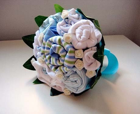 Phụ kiện thời trang: Giáng sinh vào mùa đông lạnh nên bạn có thể lựa chọn các loại khăn len, găng tay, mũ len, thậm chí là tất. Tại các cửa hàng chuyên bán phụ kiện, bạn sẽ nhanh chóng tìm thấy vô vàn các loại tất, găng tay len đủ mẫu mã, màu sắc đa dạng. Trong hình là một bó hoa tất xinh xắn mà bạn có thể dành tặng người ấy.