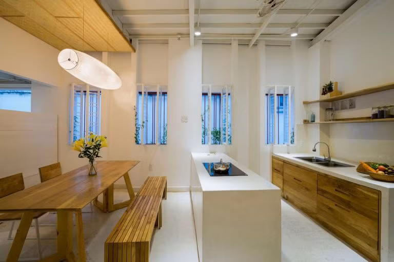 Nhà bếp hiện đại và khu bàn ăn rộng rãi nằm song song.