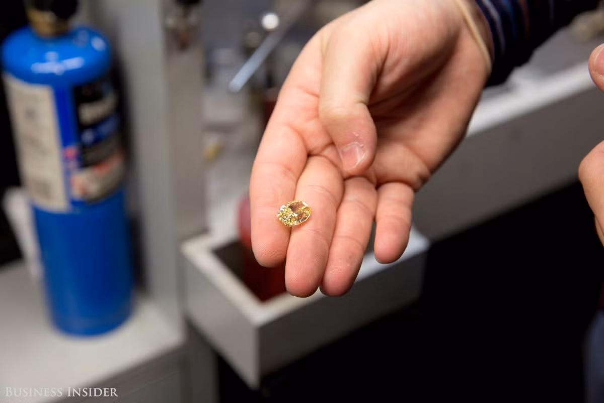 2. Carat: Carat là chỉ độ nặng của viên kim cương. Ngoài carat thì cân nặng của viên kim cương còn được quy đổi ra point đối với những viên kim cương nhỏ hơn 1 carat. Theo quy ước, 1 carat=100 point.