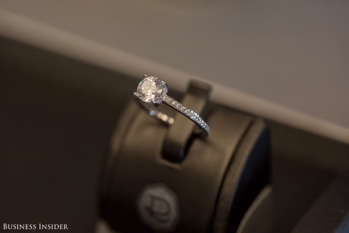 Trọng lượng càng nặng, giá trị càng cao. Tuy nhiên, những viên kim cương càng lớn thì càng hiếm, vì vậy giá trị của kim cương thường tăng theo cấp số nhân dựa trên trọng lượng.