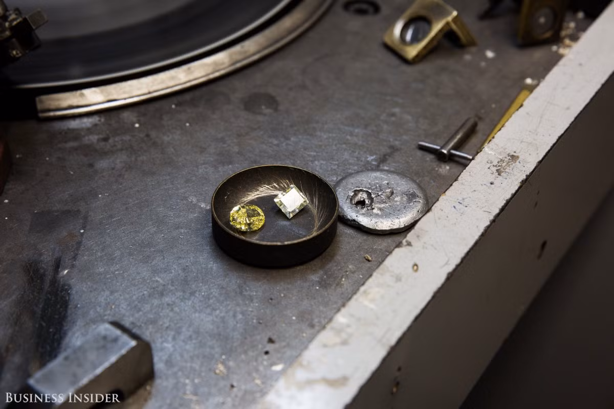 Cắt mài là một yếu tố thuộc về con người, nhưng nó quyết định rất lớn đến giá trị của chiếc nhẫn kim cương. Một viên kim cương thô trông không khác gì một viên pha lê, chỉ khi được cắt mài chúng mới trở nên lấp lánh nhờ khả năng phản chiếu ánh sáng.