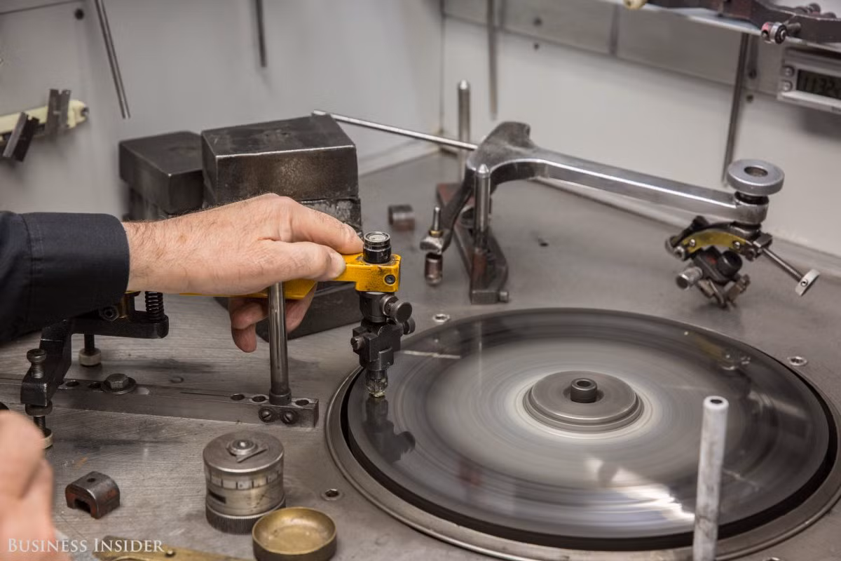 Nếu mặt cắt quá nông, ánh sáng sẽ mất bớt về phía dưới, nếu mặt cắt quá sâu thì ánh sáng sẽ mất ở phía trên. Nếu mặt cắt lý tưởng thì ánh sáng sẽ đi xuống thẳng đáy của viên kim cương và lại phản ngược lên đỉnh. Những viên kim cương đạt yếu tố này tất nhiên sẽ có giá cao nhưng xứng đáng.