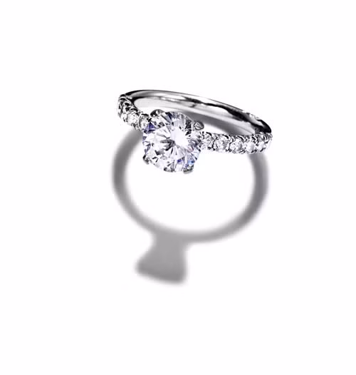 4. Màu sắc: Đối với kim cương, càng ít màu, càng sáng và lấp lánh thì càng có giá trị cao. Cấp độ màu càng cao thì giá kim cương càng tăng, cấp độ màu cao nhất là D và giảm dần tới Z. Cấp độ màu D là không màu và cấp thấp nhất là vàng nhạt.