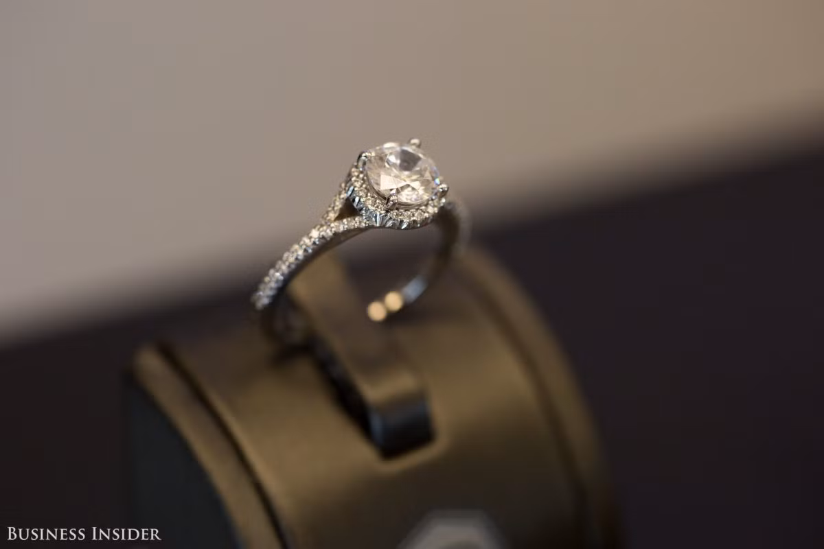 Để mua được viên kim cương chất lượng, bạn nên chọn những loại được đánh giá tiêu chuẩn và có chứng nhận cụ thể. Tiêu chuẩn 4 CS (mặt cắt, độ trong, trọng lượng, màu sắc) của Viện đá quý GIA tại Mỹ là một tiêu chuẩn phổ quát trên toàn thế giới sử dụng để đánh giá chất lượng và giá cả của kim cương.