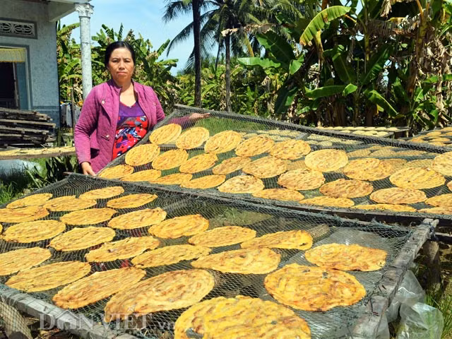 Đầu tiên là lột hết vỏ chuối và mang phơi cho chuối cho rỏ mật để chuối khô đảm bảo độ dai. Chuối được cho vào khuôn ép mỏng ra, xong mang đi xếp đều lên vỉ được làm bằng tre hoặc sậy để phơi. Chuối ép xong được mang đi phơi đến khi chuối ngả sang màu vàng sậm, tươm mật là được. Ảnh: Dân Việt.