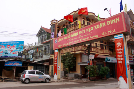 Làng mứt Xuân Đỉnh: Tại Hà Nội, làng nghề Xuân Đỉnh được nhiều người biết đến với truyền thống sản xuất kẹo mứt phục vụ cho Tết Nguyên Đán từ bao đời nay. Ảnh: Wordpress.