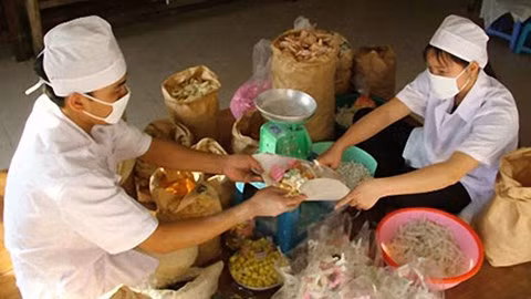 Làng nghề mứt kẹo Xuân Đỉnh thuộc quận Bắc Từ Liêm là một trong những làng nghề truyền thống lâu đời tại Hà Nội. Mỗi năm chỉ riêng tại đây đã cung cấp hơn 600 tấn mứt kẹo cho thị trường. Điều đặc biệt là ở đây chỉ làm mứt kẹo vào khoảng tháng 12-tháng 1 dương lịch gần sát Tết Âm lịch, vào những ngày này chỉ cần đứng ở đầu cổng làng thôi cũng có thể ngửi thấy mùi mứt thơm phức mới ra lò. Ảnh: ANTĐ.