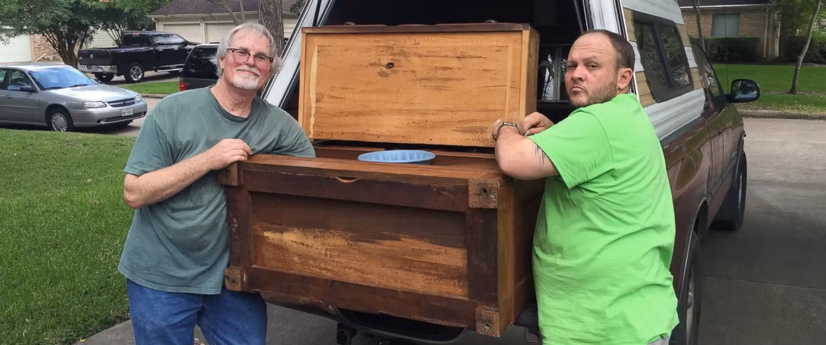 Ông Emil Knodell vốn là người thích sưu tập đồ cổ hoặc đồ cũ độc, lạ. Năm ngoái, ông đã mua chiếc tủ có 3 ngăn kéo với phần nóc được trang trí đá cẩm thạch này tại một cuộc bán đấu giá chỉ với 100 USD. Ngay sau khi cùng một người thợ chuyển chiếc tủ lên xe, ông Knodell bỗng nghe thấy những tiếng kim loại va đập trong ngăn kéo. Ảnh: Abcnews.