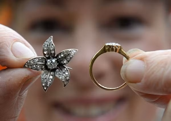 Vợ chồng chị Angela Milner nghĩ đây là tài sản của người chủ cũ và nó thật sự là kho báu từ trên trời rơi xuống. Họ đã đem chiếc ghế cùng số nữ trang đi định giá. Người ta cho biết rằng tổng giá trị của những món đồ này lên tới 120 triệu đồng. Ảnh: Internet.