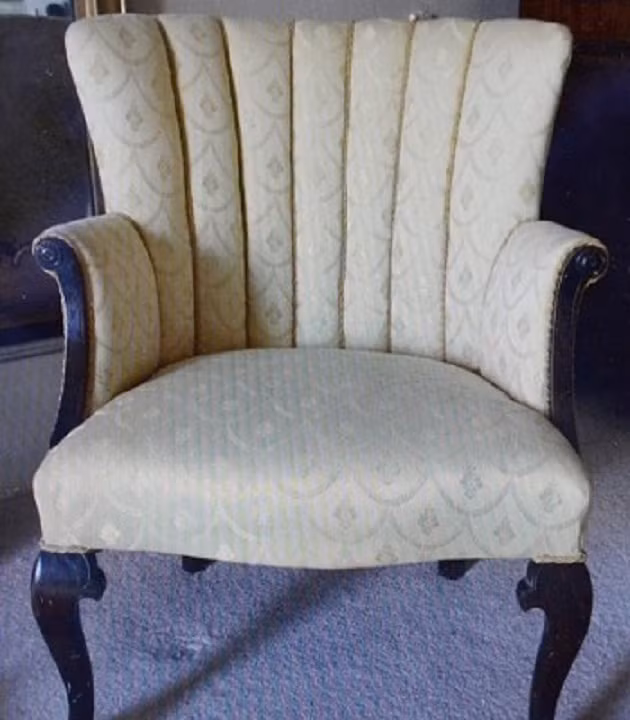 Mua ghế cũ, phát hiện trang sức kim cương trị giá 6.600 USD: Vợ chồng bà Angela Milner-Brown, 50 tuổi, ở Lanarkshire, Anh, đã may mắn phát hiện “kho báu” gồm những món trang sức kim cương quý khi mua một chiếc ghế cũ giá 6,6 USD trong một cuộc bán đấu giá cách đây 10 năm. Ảnh: Telegraph.