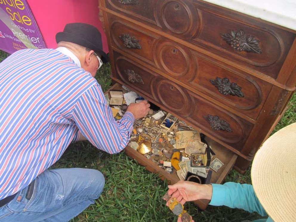 Tháng 5/2015, ông Emil Knodell ở bang Texas, Mỹ, đã nổi tiếng khắp thành phố sau khi tình cờ tìm thấy kho báu trị giá 15.000 USD trong chiếc tủ cũ mới mua về. Ảnh: Abcnews.