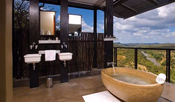 Khách sạn Outpost Lodge ở phía đông bắc Nam Phi là đỉnh cao trong thiết kế phòng tắm. Khách sạn gồm 12 dãy phòng độc lập và chứa được 24 khách. Từ mỗi phòng tắm tuyệt đẹp này, du khách có thể ngắm nhìn khung cảnh mê đắm bao quanh.