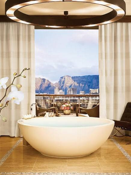 Bồn tắm thiết kế cho loại phòng Table Moutain Suite của khách sạn One&amp;Only Town (Nam Phi) có view nhìn ra núi Table.